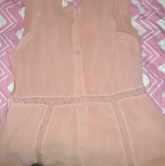 Super cute top with buttons down the back - Picture 2 of 3